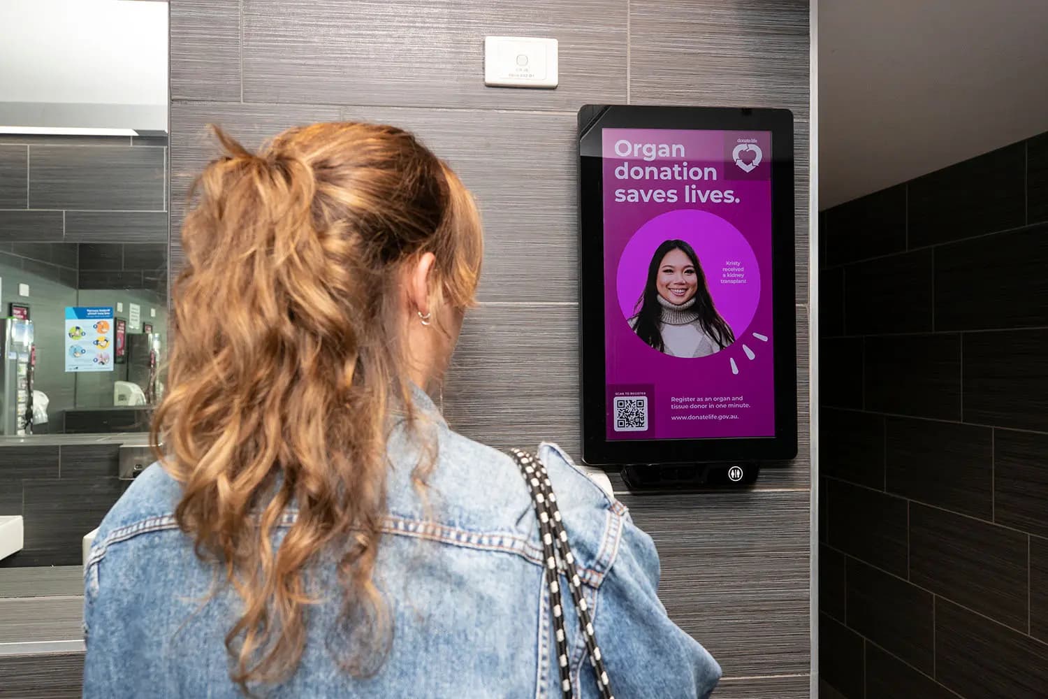 Bathroom advertising - CaptiVision digital ad for DonateLife